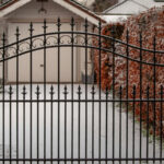 A láthatatlan kényelem: miért érdemes már a kerítés tervezésekor gondolni az elektromos kapura?