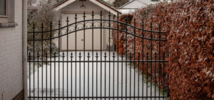 A láthatatlan kényelem: miért érdemes már a kerítés tervezésekor gondolni az elektromos kapura?